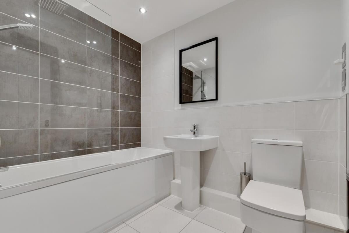 1 Bed Modern Apartment In A Converted Mill リーズ エクステリア 写真